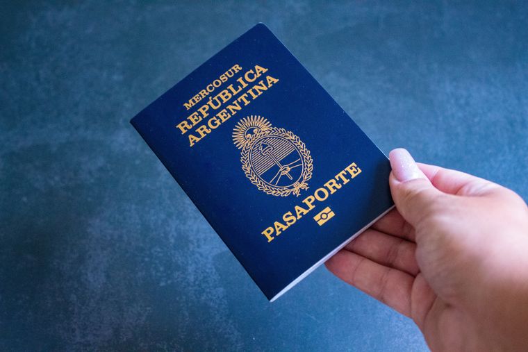 El pasaporte argentino viene con una falla en la impresión.