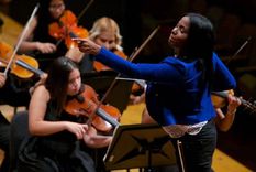 Glass Marcano, la joven venezolana que en 3 meses pasó de vender fruta en su pueblo a dirigir una orquesta en París