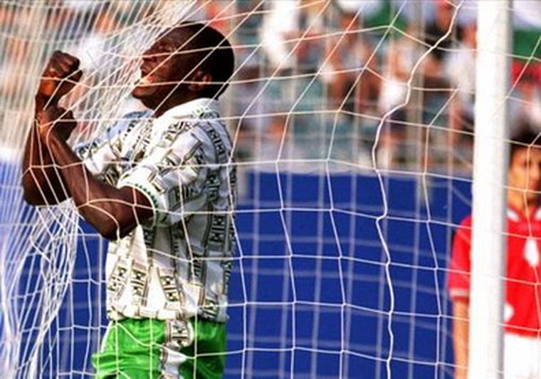 Yekini en el festejo con su Selección. Foto: web