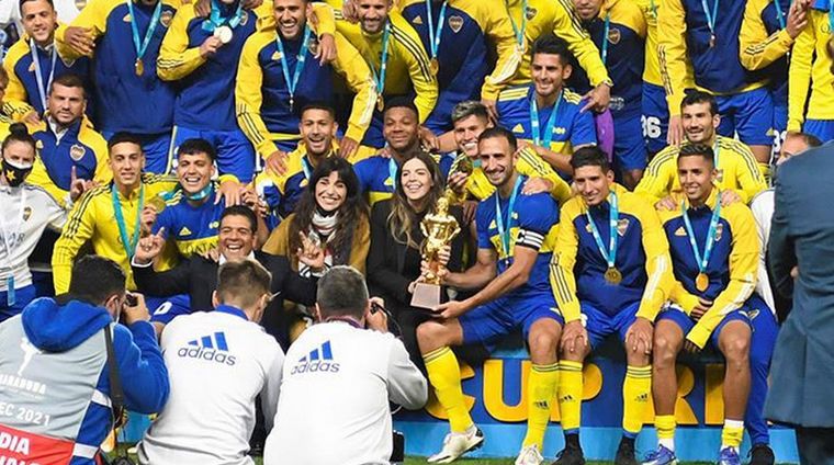 El capitán Carlos Izquierdoz invitó a Dalma y Gianinna a unirse a la celebración Foto: DPA