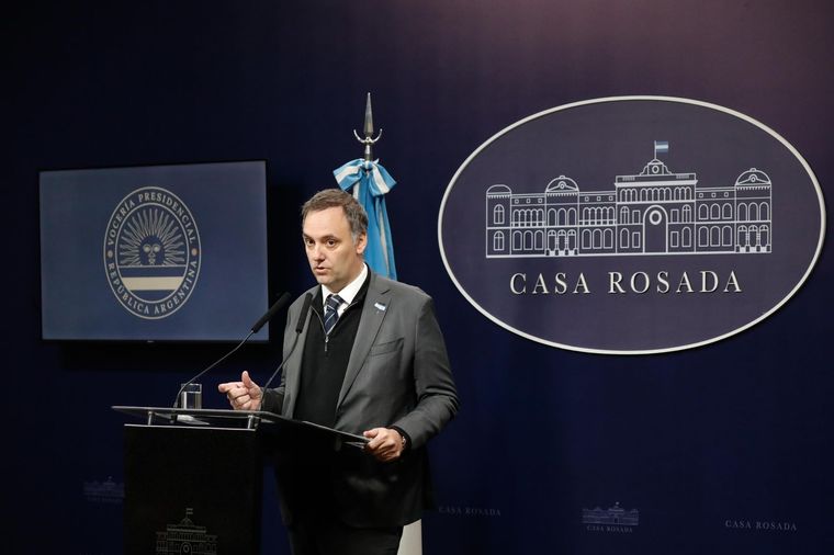 El vocero presidencial, Manuel Adorni, anunció que el Gobierno eliminó los subsidios energéticos para más de 15 mil usuarios que viven en barrios cerrados del AMBA y Puerto Madero. Foto: Prensa Presidencia