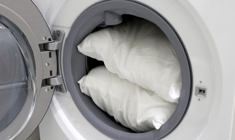 Se recomienda no lavar de más de dos almohadas. Foto: Shutterstock