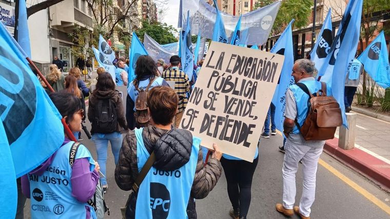 En Córdoba, la marcha nacional universitaria dio inicio a las 11 y culminará pasado el mediodía en el centro de la ciudad Capital Foto: Uepc
