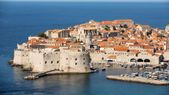 Dubrovnik es una ciudad ubicada en el sur de Croacia. Dubrovnik es una ciudad ubicada en el sur de Croacia.