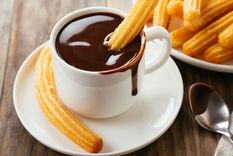 Churros con chocolate Una receta simple y deliciosa de churros con chocolate para hacer en minutos. Foto: Shutterstock