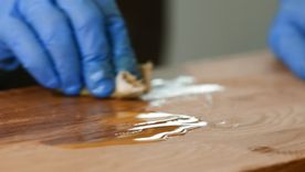 Un truco casero de limpieza que devuelve el brillo a los muebles sin usar químicos agresivos. Foto: Shutterstock Un truco casero de limpieza que devuelve el brillo a los muebles sin usar químicos agresivos. Foto: Shutterstock