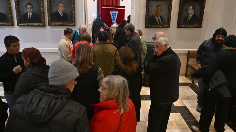 Familiares, amigos y músicos se acercaron al Salón Rojo de la Casa de las Leyes para dar el último adiós al artista. Familiares, amigos y músicos se acercaron al Salón Rojo de la Casa de las Leyes para dar el último adiós al artista.