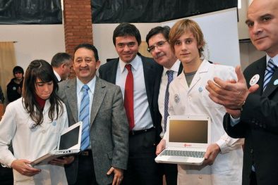 MDZol | Celso Jaque, López Puelles y Alberto Sileoni junto a los alumnos. Foto: Telam