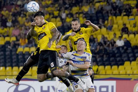 Milton Céliz y Darío Benedetto van arriba ante Santiago Ascacíbar y Milton Costa. A pesar de todas las dificultades, Boca suma en Ecuador. Milton Céliz y Darío Benedetto van arriba ante Santiago Ascacíbar y Milton Costa. A pesar de todas las dificultades, Boca suma en Ecuador.