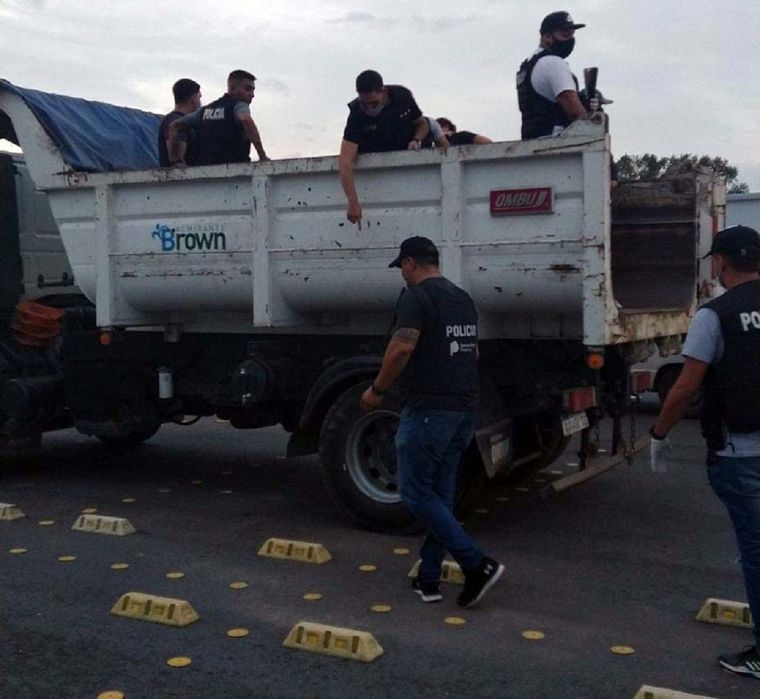 Los policías se escondieron en un camión de basura para atrapar a los narcotraficantes