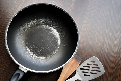 El teflón se salta de las superficie y su consumo es peligroso para la salud. El teflón se salta de las superficie y su consumo es peligroso para la salud.