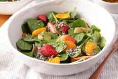 Foto: Food.com https://www.food.com/recipe/spinach-strawberry-mandarin-salad-with-poppy-seed-dressing-91550