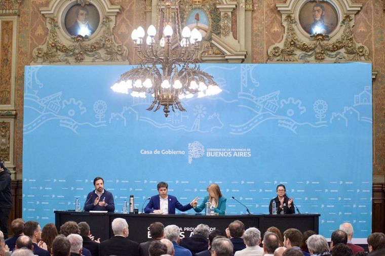 Kicillof con los intendentes en el salón dorado Kicillof con los intendentes en el salón dorado