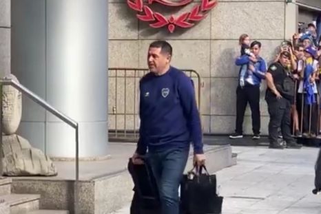 Riquelme y el plantel de Boca fueron recibidos por miles de fanáticos con cantos de aliento y presión. Foto: David Ganga. Riquelme y el plantel de Boca fueron recibidos por miles de fanáticos con cantos de aliento y presión. Foto: David Ganga.