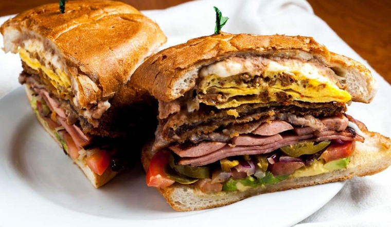 En muchos puestos callejeros, la receta cambia ligeramente seg&uacute;n el barrio, creando versiones &uacute;nicas y muy populares entre los locales.