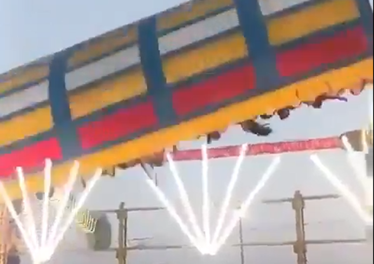 El momento en el que colapsó el juego en un parque de atracciones en India.