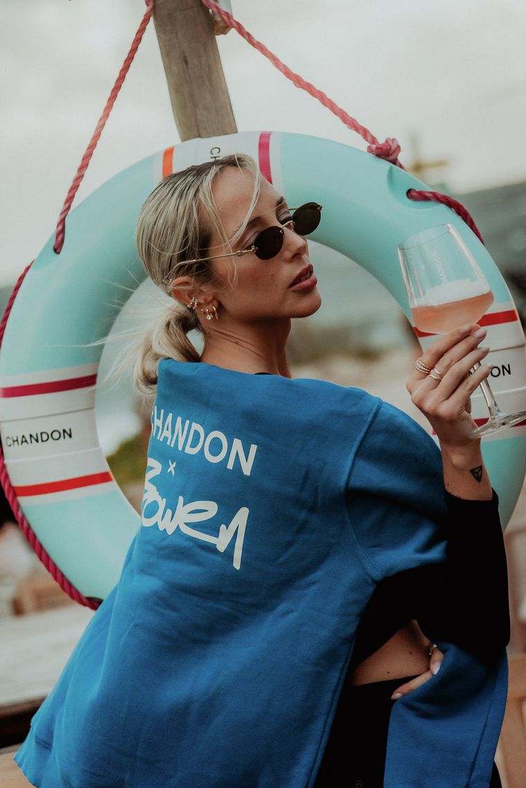 Ella se subió a la onda náutica y posó. Ella se subió a la onda náutica y posó.