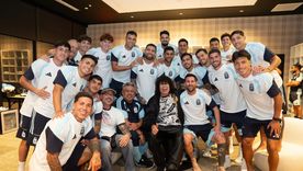 Entre asado, canciones y recuerdos, apareció una de las figuras más populares de la música nacional para regalarle un momento inolvidable a la Selección argentina. Entre asado, canciones y recuerdos, apareció una de las figuras más populares de la música nacional para regalarle un momento inolvidable a la Selección argentina.