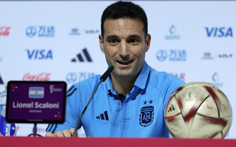 Scaloni le pidió a los hinchas que mantengan sus cábalas para alentar a la Selección argentina. Foto: EFE
