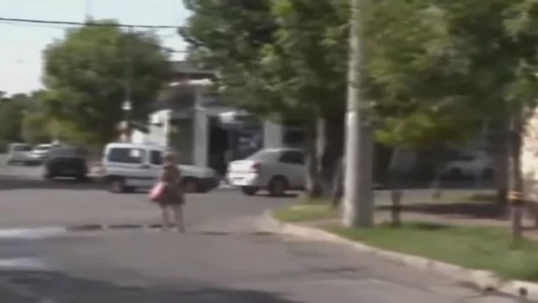 El momento de la huida de los delincuentes con el auto robado Foto: Captura de video