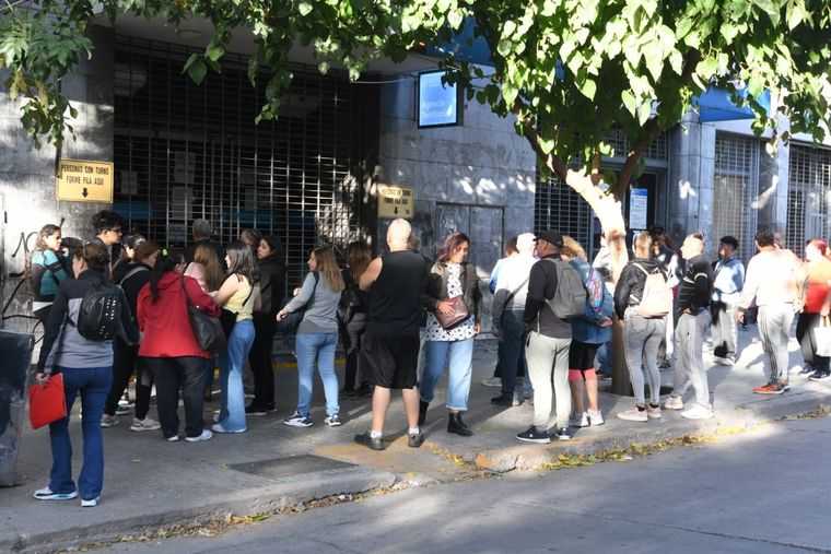 La sucursal de la calle Eusebio Blanco se encuentra cerrada y sin atención al público Foto: ALF PONCE MERCADO / MDZ.