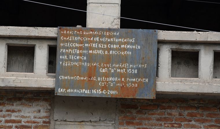 El cartel oxidado revela que la obra comenzó en 2001 y nunca avanzó, convirtiéndose en un símbolo silencioso del centro mendocino. El cartel oxidado revela que la obra comenzó en 2001 y nunca avanzó, convirtiéndose en un símbolo silencioso del centro mendocino.
