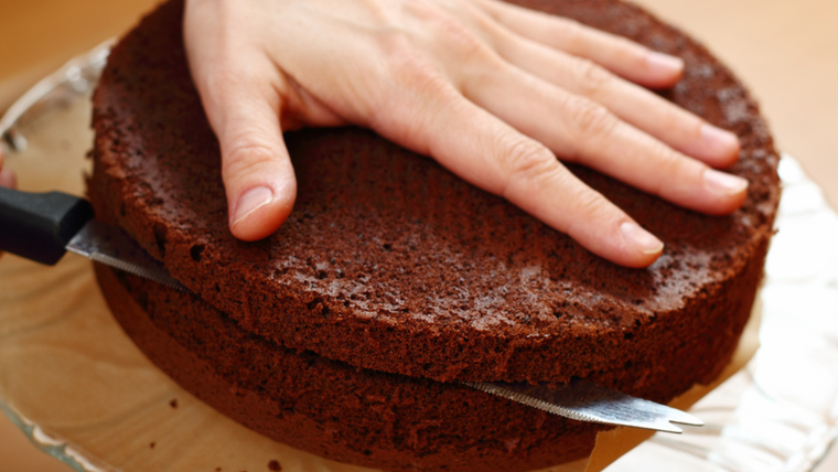 La receta de bizcochuelo de chocolate surgió como variante del bizcochuelo clásico europeo del siglo XIX. La receta de bizcochuelo de chocolate surgió como variante del bizcochuelo clásico europeo del siglo XIX.