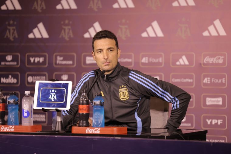 Scaloni se enojó con el Dibu por hacer jueguitos ante Brasil. Foto: @Argentina