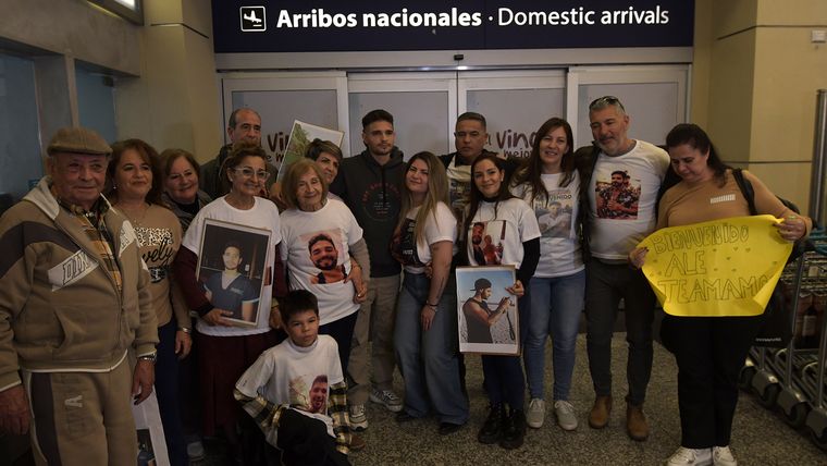 Familiares y allegados de Alejo Arias lo recibieron con cariño apenas tocó el suelo de Mendoza. Familiares y allegados de Alejo Arias lo recibieron con cariño apenas tocó el suelo de Mendoza.