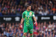 Dibu Martínez no quiere perderse ni un minuto, sin importar los riesgos. Foto: @emimartinezz1 Dibu Martínez no quiere perderse ni un minuto, sin importar los riesgos. Foto: @emimartinezz1