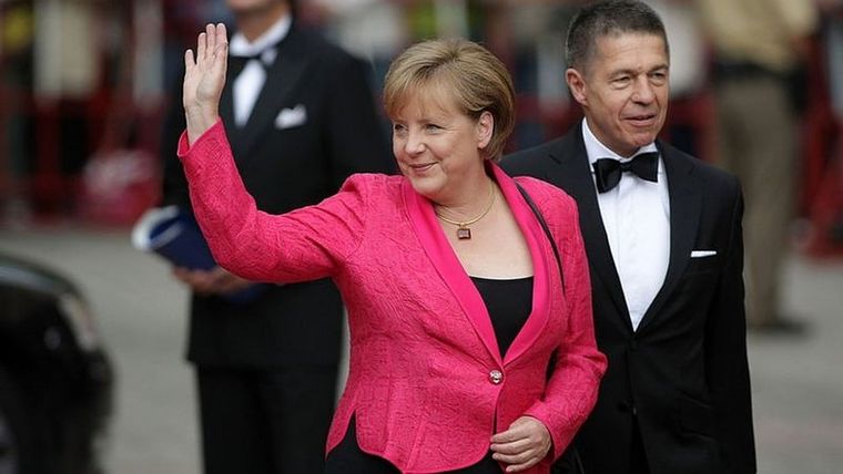 Merkel se ha caracterizado por el pragmatismo. En la foto, aparece con su marido, Joachim Sauer. Foto: JOHANNES SIMON / GETTY