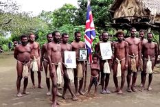 Los aldeanos, con su dios. Foto: Reuters