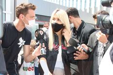 QUE LOOK. WANDA POSO CON JOGGING Y UNA CAMPERA A LA MODA EN EL AEROPUERTO.