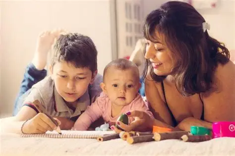 Las pantallas han reemplazado los momentos de juego compartido. Las pantallas han reemplazado los momentos de juego compartido.