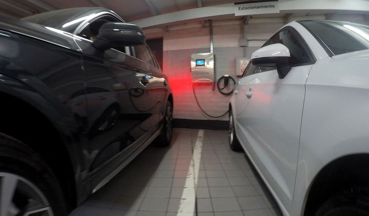 Mendoza proyecta la instalación de estaciones de carga rápida en centros comerciales y puntos neurálgicos de la ciudad. Mendoza proyecta la instalación de estaciones de carga rápida en centros comerciales y puntos neurálgicos de la ciudad.