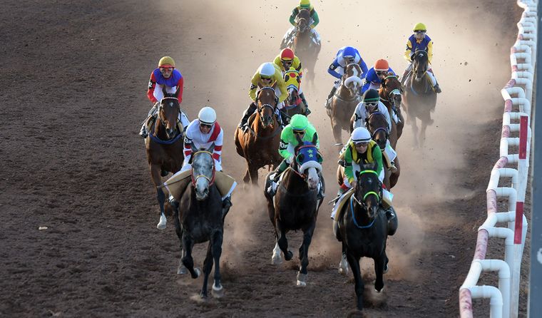 En el Hipódromo de Mendoza se disputa el Clásico Santo Patrono Santiago.