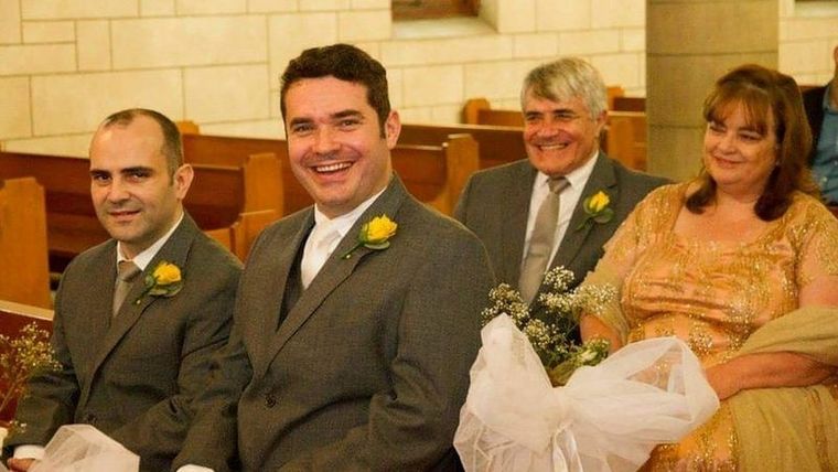 Foto: Francis Gonçalves (segundo en la foto de izquierda a derecha) con su hermano y sus padres. Los tres familiares fallecieron por complicaciones de covid en julio.