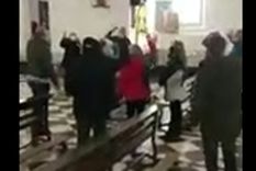 Los fieles cantaron la marcha frente a la cruz