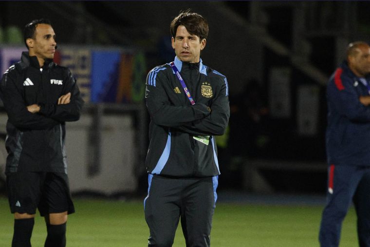 Diego Placente utilizó dos veces la tarjeta verde para que el árbitro revisara jugadas polémicas, pero no logró cambiar ninguna decisión.