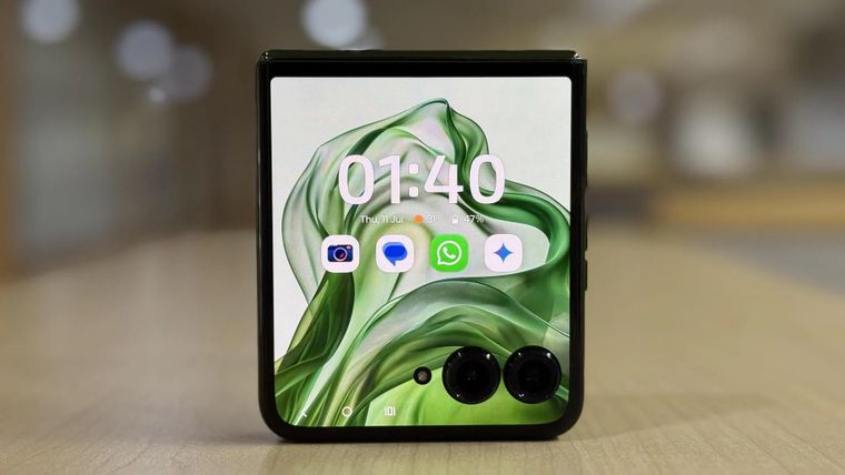 El Motorola Razr+ 2025 se destaca por su pantalla externa de 4 pulgadas.