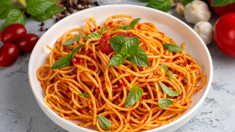 El secreto de una buena receta de fideos con salsa es cocinar la salsa lentamente para concentrar el sabor. El secreto de una buena receta de fideos con salsa es cocinar la salsa lentamente para concentrar el sabor.