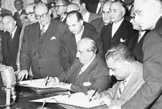 Los presidentes de Egipto, Gamal Nasser, y de Siria, Shukri El-Kuwatly, firman la proclamación de la República Árabe Unida, el 1 de febrero de 1958. (Fuente: GETTY IMAGES)