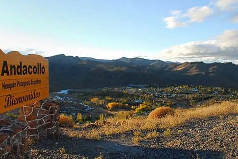 Un joven de 20 años murió tras un despiste en la Ruta Provincial 43 en Neuquén, cayendo por un barranco de entre 40 y 50 metros. Un joven de 20 años murió tras un despiste en la Ruta Provincial 43 en Neuquén, cayendo por un barranco de entre 40 y 50 metros.