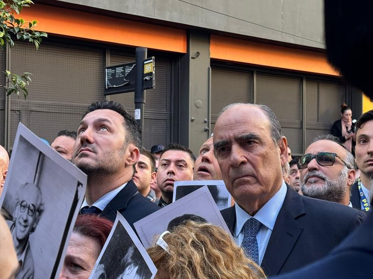 Luis Petri y Guillermo Francos en el acto realizado en la sede de la AMIA. Foto: X @luispetri