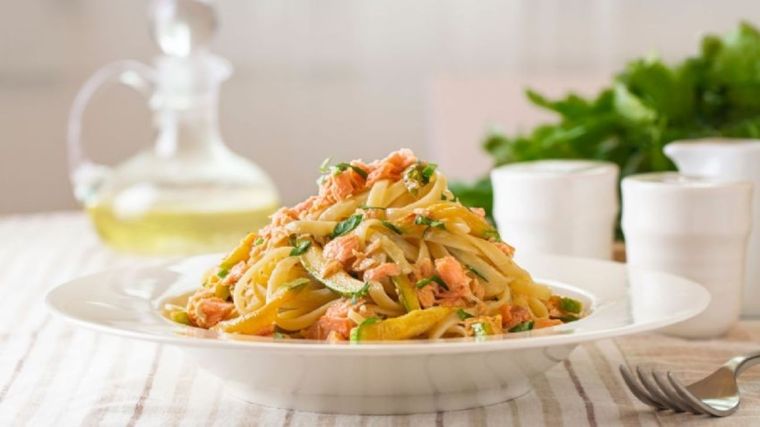 Pone a prueba tus habilidades culinarias preparando estos deliciosos espaguetis con salsa de salmón Foto: Shutterstock