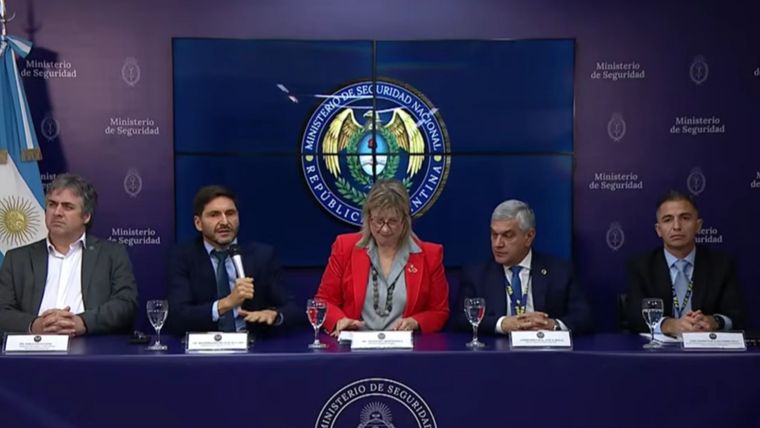 Alejandra Monteoliva y el gobernador de Santa Fe, Maximiliano Pullaro.