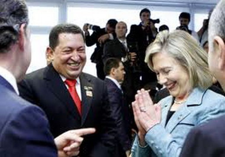 Chávez y Hillary, risueños.