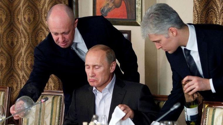 Yevgeny Prigozhin (izquierda) en la foto sirviendo a Vladimir Putin (centro) en una cena en 2011. Foto: REUTERS.