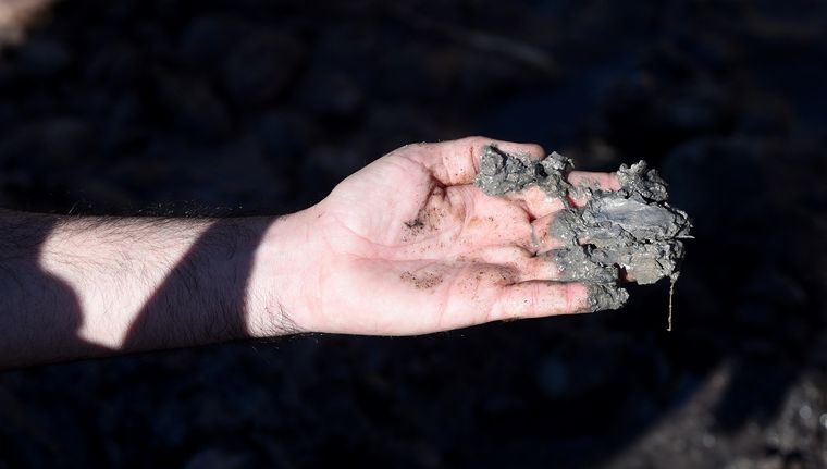 El lodo empetrolado de Lunlunta. Foto: Walter Moreno/Mdz con Moto G 24 Power