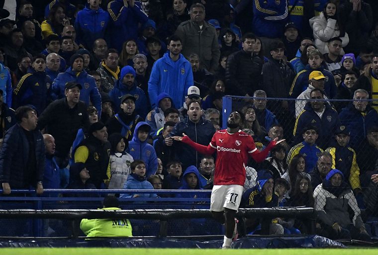 Angulo cumplió su promesa en Boca y clavó un golazo “al ángulo” para meter a Independiente en semis. Foto: FotoBaires